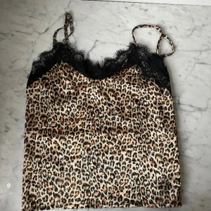 LEOPARD TOPP - Snygg leopard topp som är tidigare köpt från sellpy står ej storlek eller märke men skulle gissa på storlek S/M❤️Har justerbara band❤️