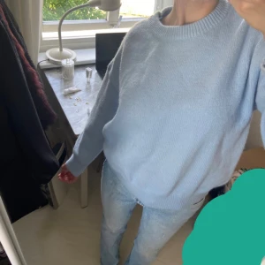 Stickad tröja - Använd några få gånger! Jag har xs-s i vanliga fall, kan nog passa allt från xs-m. Skriv om ni också vill köpa annat på min sida så kan ni få paketpris och slipper betala dubbelfrakt