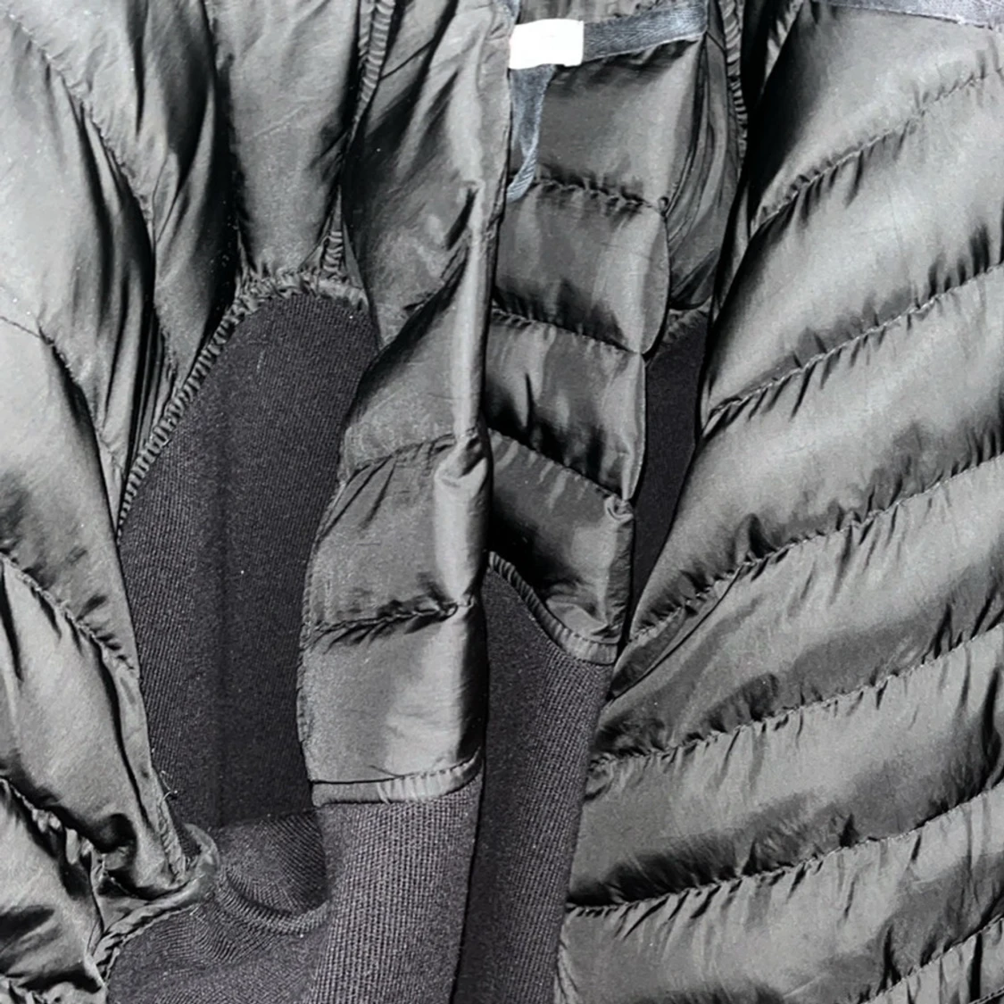 Svart pufferjacka med stickade partier - 1