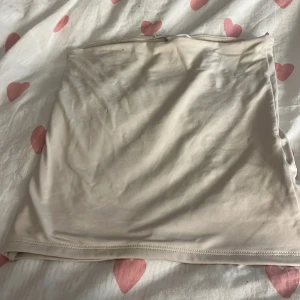 Beige tubtopp i stretchig bomull - Beige tubtopp använd någon enstaka gång! 