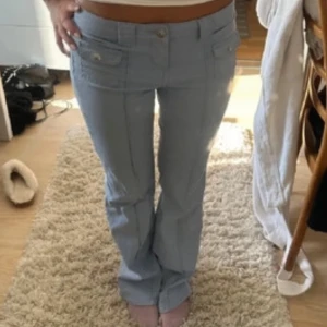 Ljusblåa lågmidjade jeans - Säljer dessa jeans från hm i strl 38, skit snygga! De passar bra i längden på mig som är ca 170🥰🥰