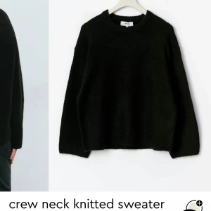 Svart stickad tröja med rund hals - En svart stickad tröja med rund halsringning och avslappnad passform. Tröjan har långa ärmar och ribbade muddar vid ärmslut och nederkant. Perfekt för lager-på-lager och enkel att styla till olika outfits.