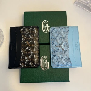 Korthållare / Plånbok Bundle - Säljer 2 Märkes Korthållare / Plånbok för 899 istället för 1400kr. Ena är i en fin ljus blå färg och den andra är svart och lite brunt. Priset kan alltid diskuteras!