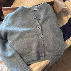 Blå kofta från Zara  - Så skön kofta från Zara som tyvärr inte heller kommer till nån användning priser kan diskuteras ❤️