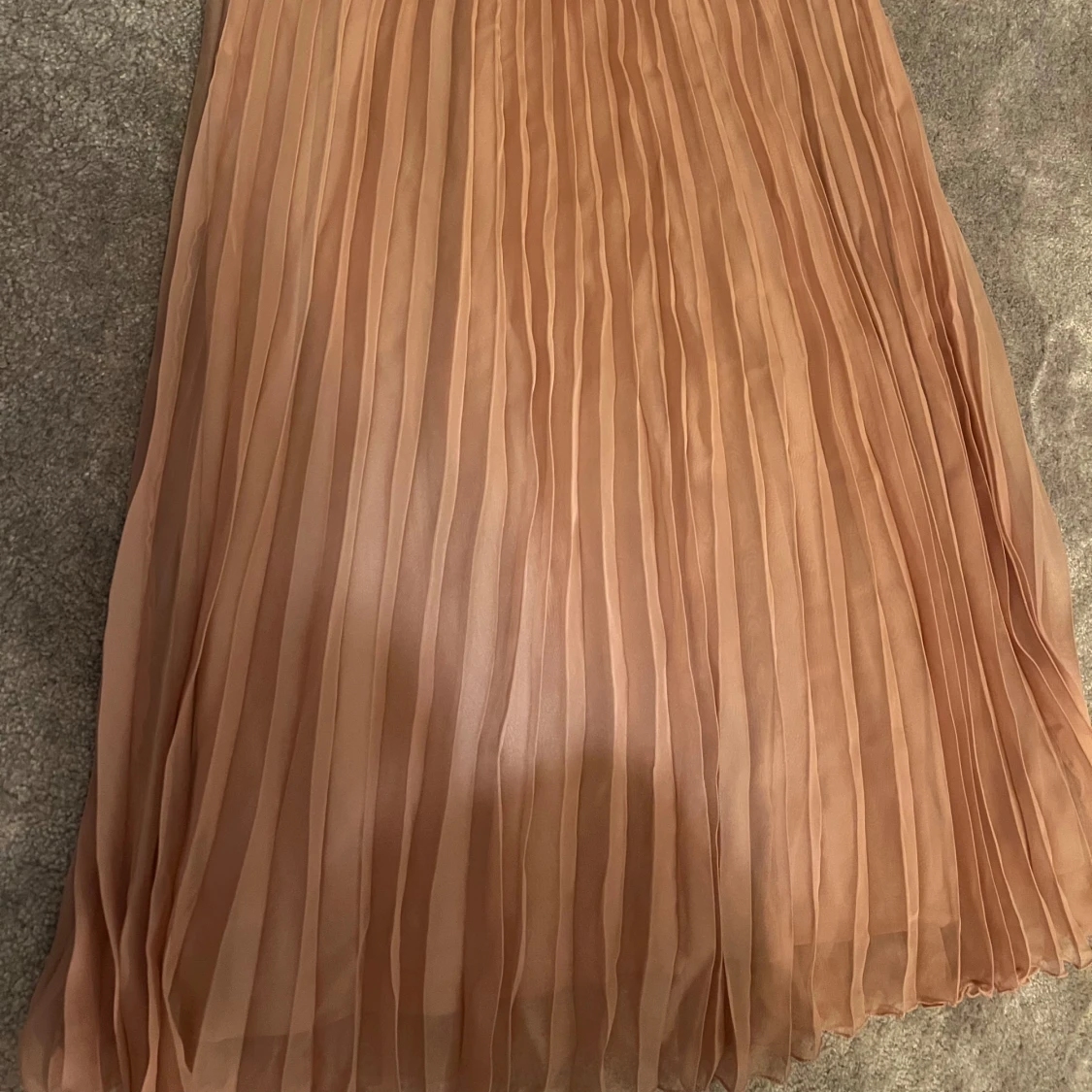 Plisserad beige långkjol - 1