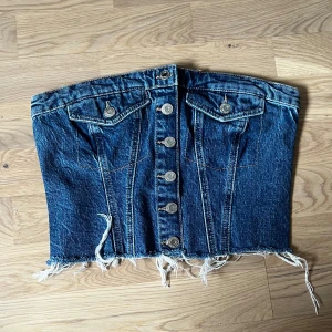 Jeans korsett-topp från Zara - Navy blue denim/jeans corset fastened with buttons and elastic tape on the back Size L chest width 43, fits S Very good condition