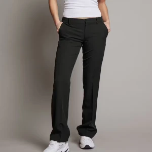 Svarta kostymbyxor med raka ben - Snygga svarta kostymbyxor med klassisk rak passform och pressveck. Byxorna har normal midja, hällor för bälte och stängs med dragkedja och knapp. Perfekta för en clean och stilren look. Kan tänkta mig byta emot storlek 34💕(köpta för 500kr)