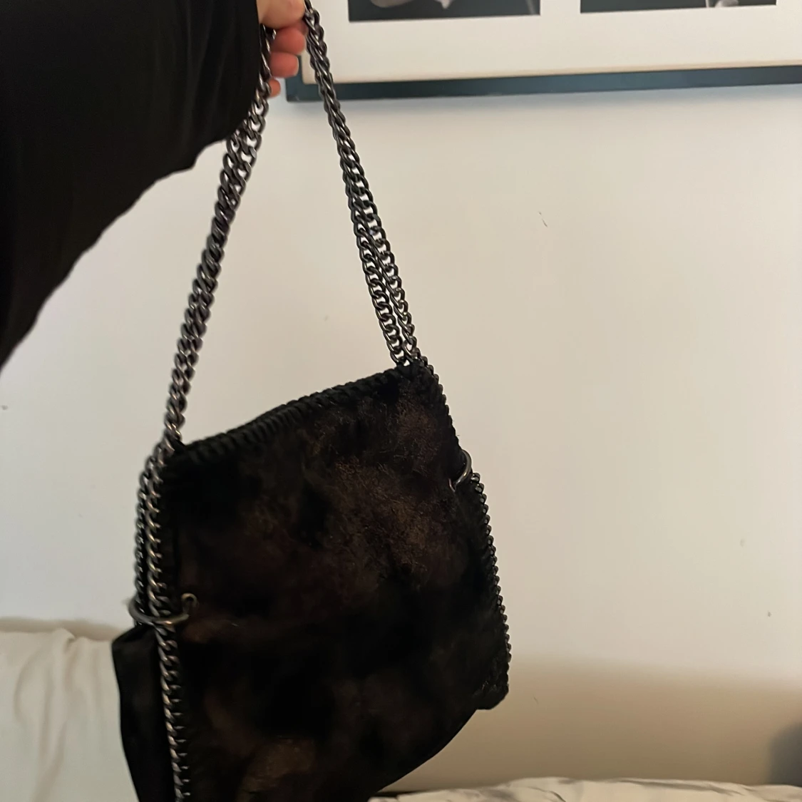 Svart axelväska med kedjedetaljer - 1