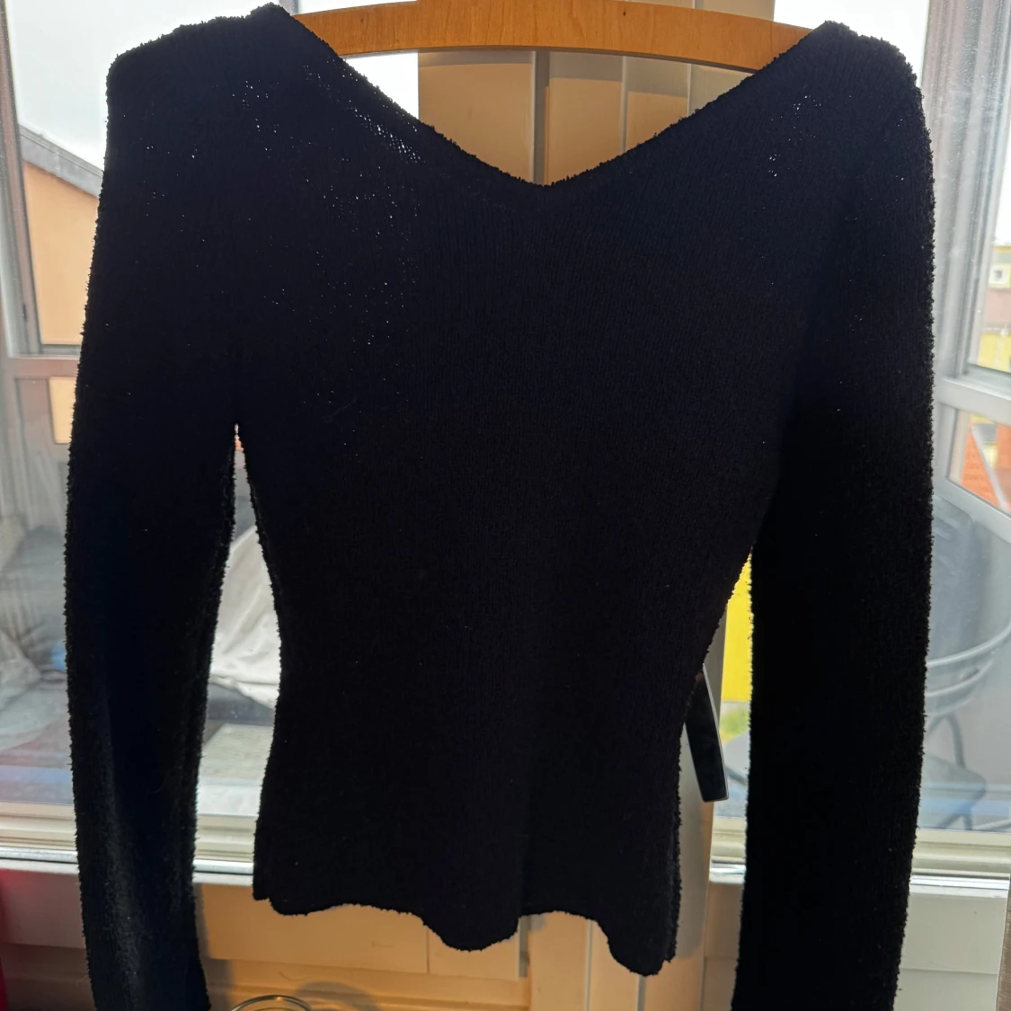 Svart stickad v-ringad tröja - 2