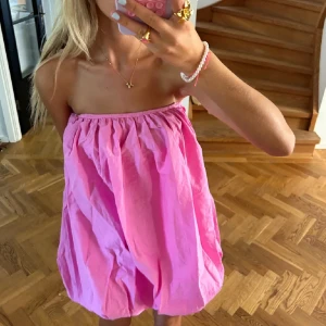 Volang klänning  - Så fin rosa klänning från Zara, storlek S🩷