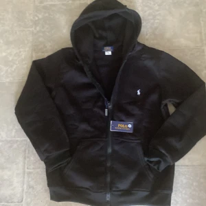 Polo Ralph Lauren  - Helt ny hoodie från polo. Säljer den för att det inte passar mig. Den har 10/10 skick