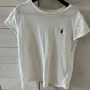 Vit t-shirt från Ralph Lauren - Vit t-shirt från Ralph Lauren ❤️ Den är använd får gånger men väldigt bra skick ❤️Pris går att diskutera 🥰❣️