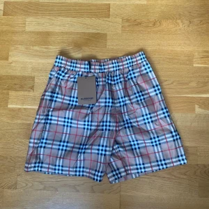 Burberry badshorts - Shorts från burberry helt nya med prislapp. Priset kan disskuteras. Passar storlek M-L