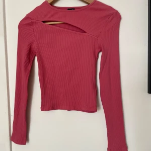 Rosa ribbad långärmad topp Gina Tricot - Trendig rosa långärmad topp från Gina Tricot med ribbad struktur och detalj vid halsen. Köpt för länge sen men aldrig använt🩷