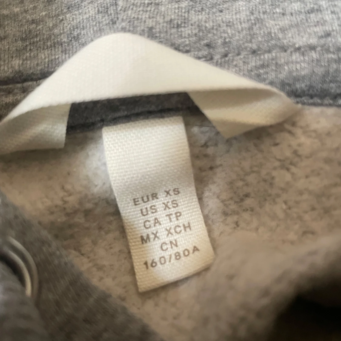 Grå hoodie med Paris-tryck  - 1