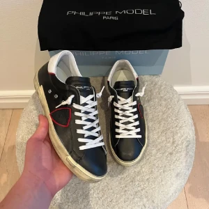 Philippe model skor  - Philippe model (Helt nya) | Skick: 10/10 | EU 40 | box medföljer och dustbag | Fraktar via postnord eller instabox på köparens bekostnad | Hör av dig vid minsta fråga eller fundering // RDL