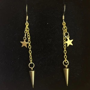 Guldiga örhängen med stjärnor och spikes - Handgjorda och unika guldörhängen 🤩 Öronhängerna är nickelfria och guldpläterade i kirurgiskt stål, resterande av örhänget är i rostfritt stål (ej guldpläterat) 💕🙏 6 cm långa. Alla köp görs via ”KÖP NU” knappen.  💐