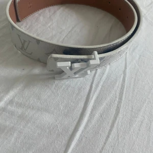 Vit bälte - Helt ny. Priset kan diskuteras.