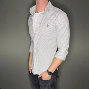 Ralph lauren skjorta - Hej säljer nu min fina Ralph Lauren skjorta i storlek M. Den är i nyskick och kommer vara otroligt snygg nu i vår och framåt sommaren. Nypris cirka 1600kr! Vi kommer att sälja liknande produkter nu närmare våren så glöm inte följa profilen!🌊🍾