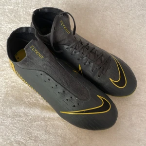 Nike Flyknit fotbollsskor - Nike fotbollsskor använda fåtal gånger. Tyvärr bara skosnöre till en av skorna
