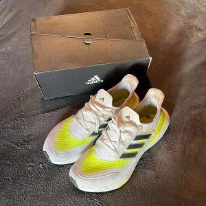 Adidas ultraboost  - | Skor från Adidas | Storlek 45 1/3 | Box medföljer | Skorna är lite mer neo gula är de är på bilderna | Använda ett fåtal gånger | Skriv vid frågor |