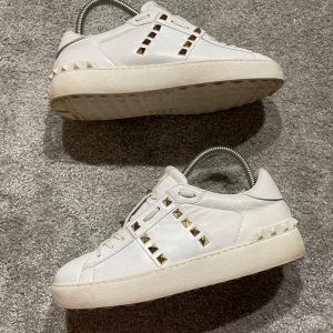 Valentino skor - Hej! Säljer nu mina skor från märket Valentino, storlek 37.5, bra skick, givetvis äkta. Tveka inte på att höra av dig om du har frågor eller funderingar kring skorna! 