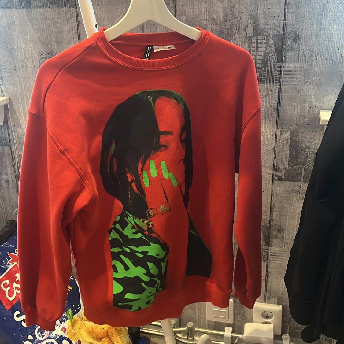 Röd Billie Eilish sweatshirt