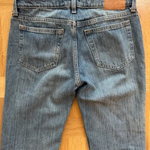 Low Rise Bootcut jeans från Weekday! - Sjukt snygga Låg Midjade bootcut jeans från Weekday i storlek 24! Jätte fina och i perfekt skick! Jeansen har även en sliten design vilket gör dom ännu snyggare! Pris går alltid att diskuteras vid snabb affär!! Fler frågor är det bara att DM’a💕💕