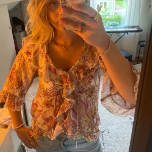 Rosa blus från Zara!  - Jättesöt rosa blus med guldiga detaljer som är prefekt till sommaren, endast använd ett fåtal ggr🩷 pris kan diskuteras!!🩷Storlek S men passar M oxå!