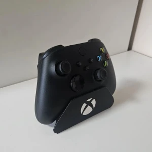 Xbox kontroll hållare  - Säljer en 3d printad Xbox kontroll hållare som är perfekt för dig som vill ha en plats för din kontroll när denninte används! 