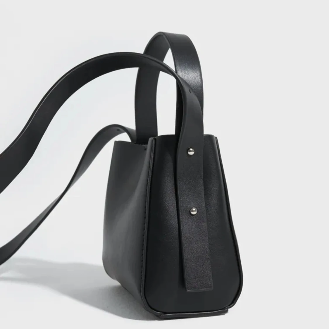 Svart axelväska i skinnlook - 1