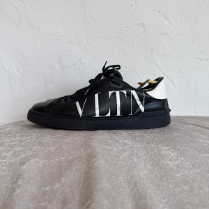 Valentino Opens - Svarta Valentino Opens i väldigt bra skick, vid snabb affär så kan priset diskuteras🔥