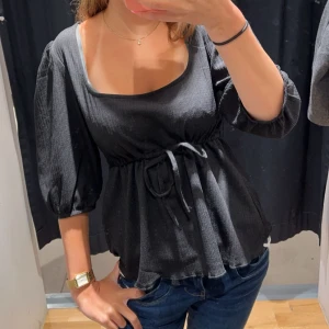 Svart blus  - Supersnygg svart blus från lager 157. Storlek XS