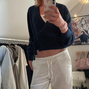 Mörkblå omlottkofta med knyt - Säljer en mörkblå knytkofta från Other stories. Den är lite noppig men det är lätt att få bort med noppa bort maskin ❤️