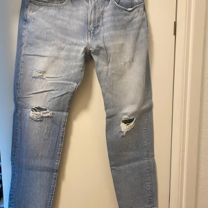 Levis Jeans - Ljusblå Levis Hi Ball jeans med slitna detaljer.