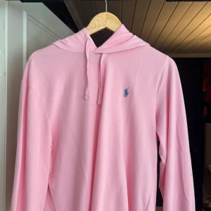 Rosa hoodie från Polo Ralph Lauren - Säljer en ljusrosa hoodie från Polo Ralph Lauren. Perfekt i sommar.  Inga defekter. Skriv om du har frågor eller prisförslag🙌🏽