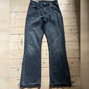 Zara flared jeans - Svarta flared jeans från Zara i mycket bra skick, knappt använda. Storlek S/36. 
