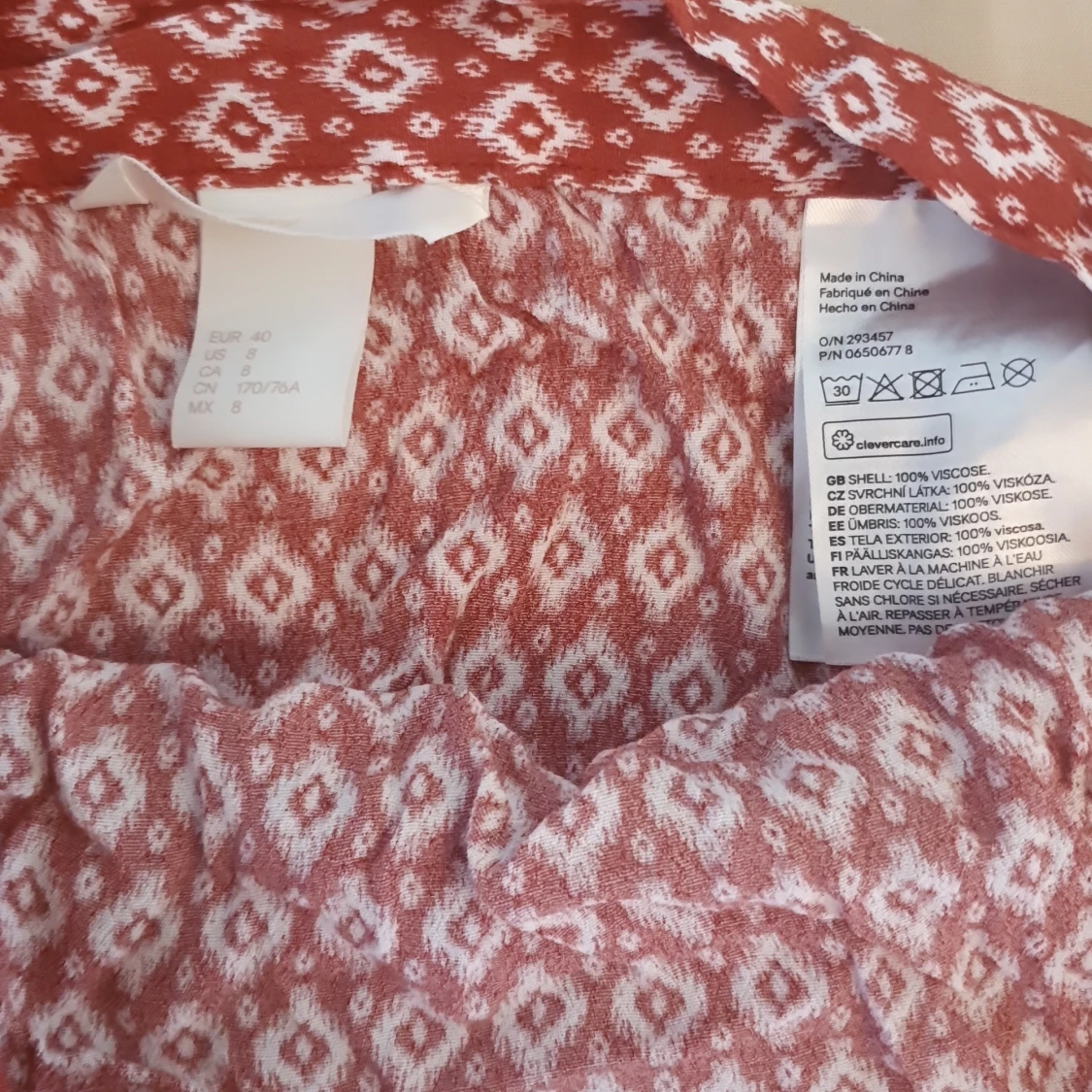 Rödvit mönstrad minikjol med knappar - 2