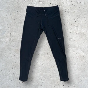 Nike träningsbyxor - Säljer dessa svarta träningsbyxor för damer i storlek S. Byxorna är i bra skick utan några defekter. Skriv till mig vid intresse, pris kan diskuteras!
