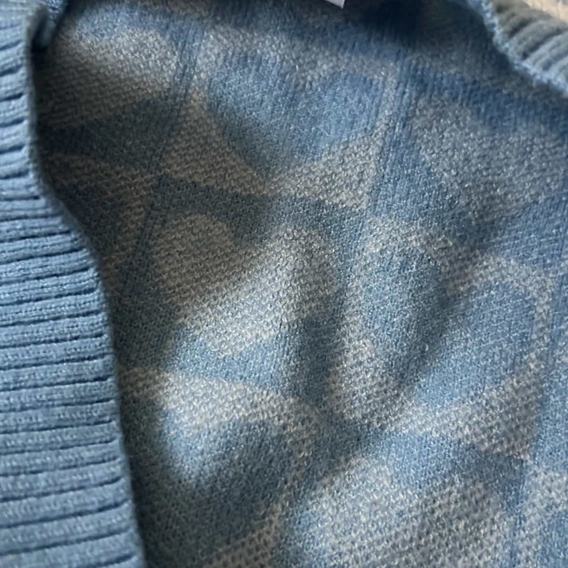 Blå kofta med hjärtmönster och knappar - 2