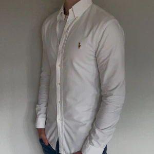 Ralph lauren skjorta - S slimfit | modellen är 184 cm lång och väger ca 76 kg, skulle säga att den är för liten på modellen | skick 9/10 