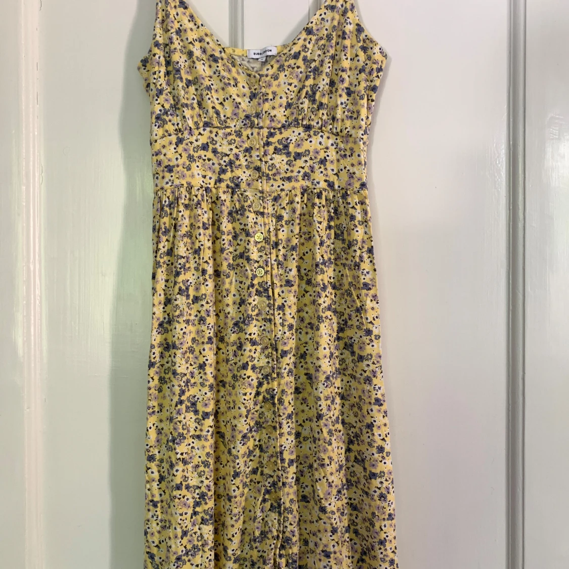 Gul blommig klänning från Bubbleroom