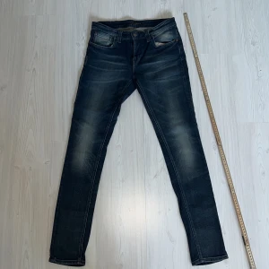 Nudie Jeans - Tja säljer nu ett par Nudie Jeans i storlek för endast 399kr! Storleken är W31 men skulle själv säga att det sitter mer som W29-30. Pris är ej hugget i sten hör av er i dm vid funderingar 🙌