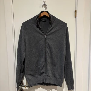 Cardigan - Säljer en snygg cardigan från Selected Homme i storlek M. Bra skick och inga defekter! Vid frågor och funderingar är det bara att höra av sig:)