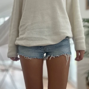 Lågmidjade jeansshorts  - Ett par lågmidjade jeansshorts i storlek 34 (XS). Rakt över midjemått: 35/36cm. Extremt snygga när man är brun! D18