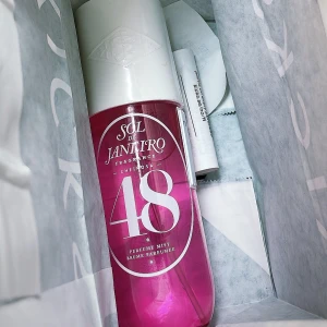 Sol de Janeiro Cheirosa 48  - Fräsch och tropisk parfymmist från Sol de Janeiro i doften Cheirosa .