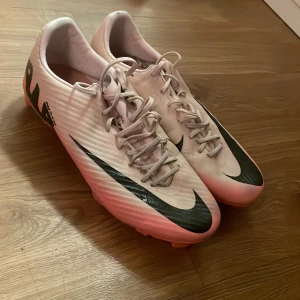 Nike rosa fotbollskor - 6/10 skick snygga rosa nike fotbollsskor kan tvättas så ser den renare ut annars är den inte så dåligt skick kan möts up inom stockholm