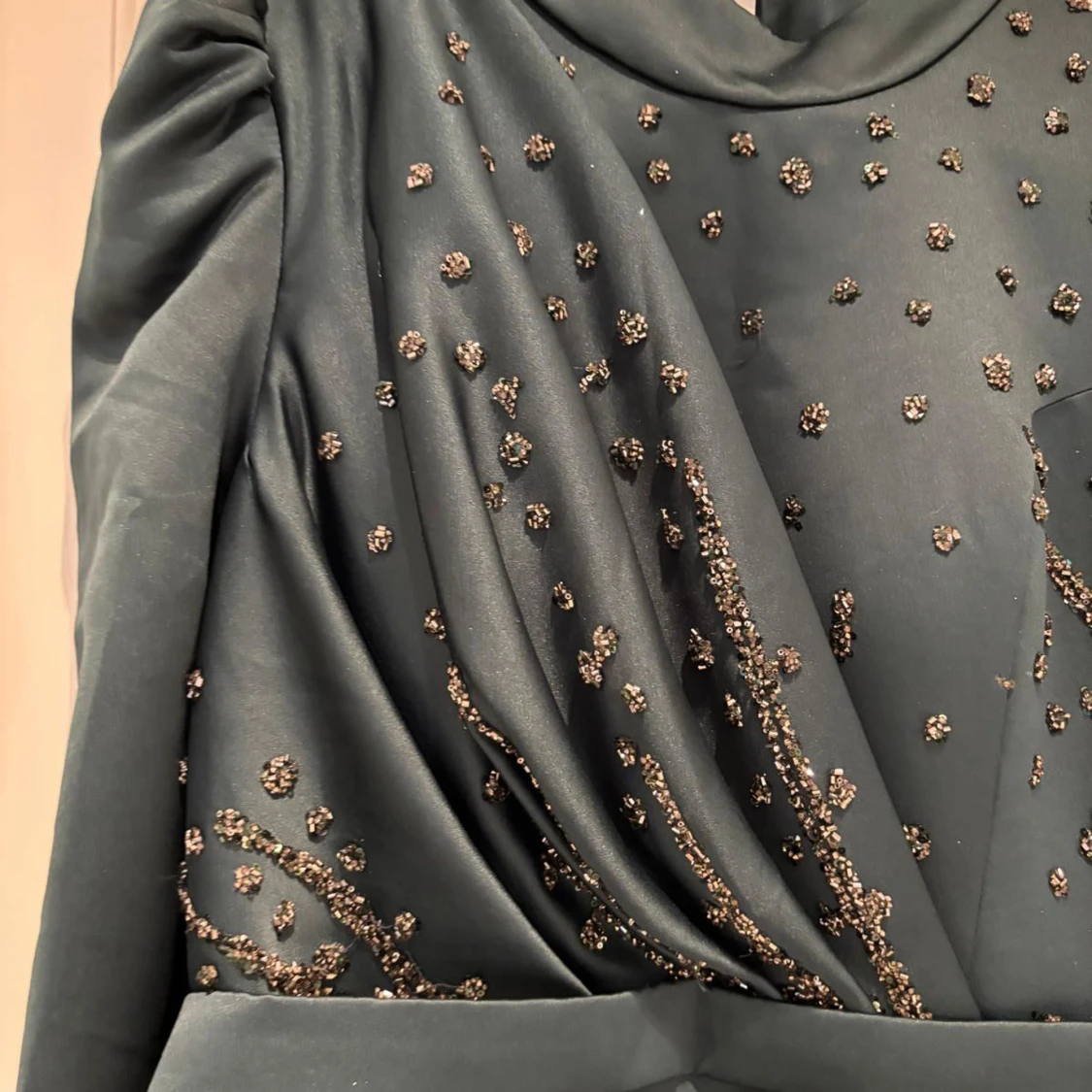 Mörkgrön långklänning med pärlor - 2