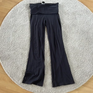 Soft touch folded trousers i färg stone - Soft touch folded trousers i färg stone från Gina Tricot, andvänd helt okej mycket i botten av benen är dom pyttelite förstörda som man ser på bilderna! 