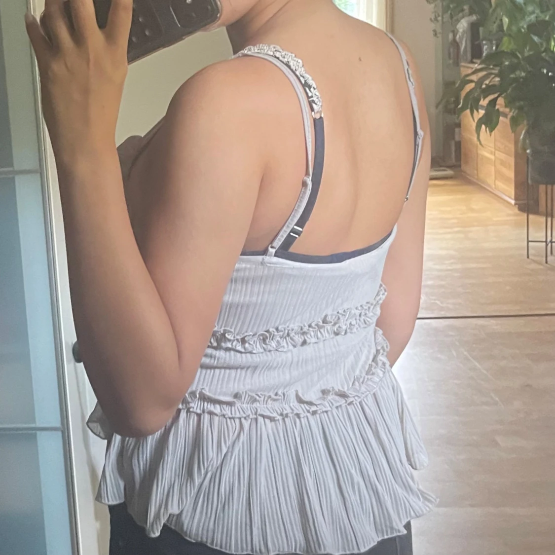 Ljusgrå volangig topp med knyt - 1